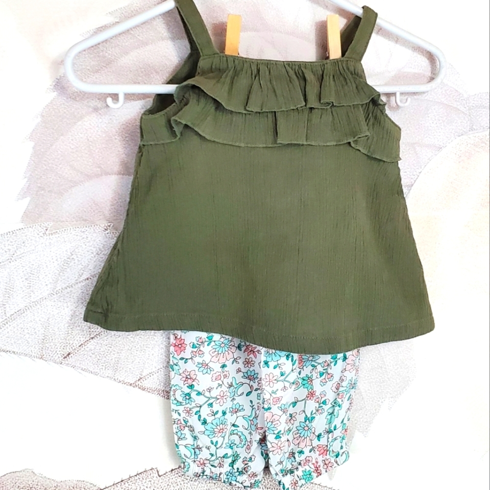 🎀5 for$35 Carter's 3 month girl outfit olive green top and floral pants